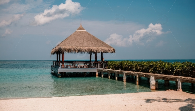高清大图下载【趣麦麦图】马尔代夫海边茅草亭与延伸栈桥美景