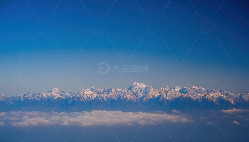 高清大图下载【趣麦麦图】蓝塘朗塘云端之上的壮丽雪峰线