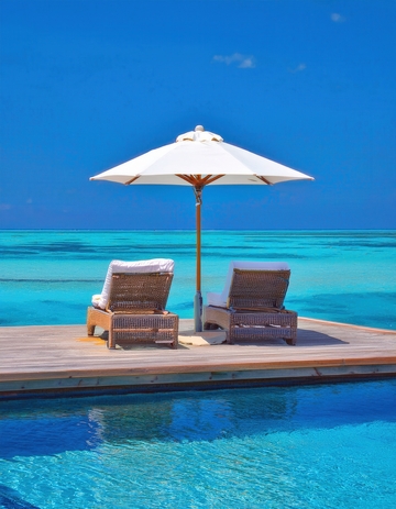 马尔代夫水上平台惬意的泳池与躺椅