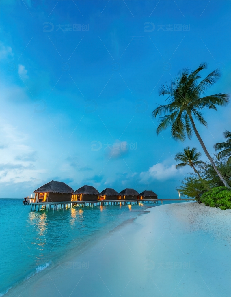高清大图下载【趣麦麦图】马尔代夫海滨暮色中椰影下的水屋