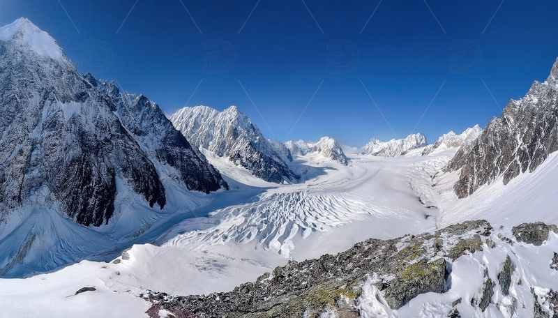 高清大图下载【趣麦麦图】蓝塘朗塘蓝天映衬下的冰雪山川