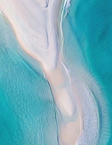 俯瞰马尔代夫蓝绿海水拥吻的白沙岸