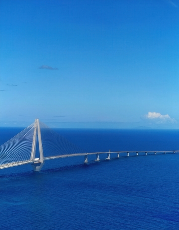 俯瞰马尔代夫海上雄伟的跨海大桥