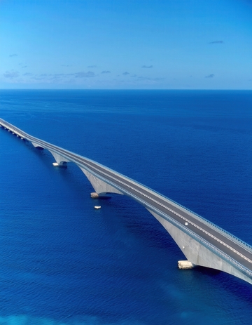 俯瞰马尔代夫海上绵延的雄伟大桥