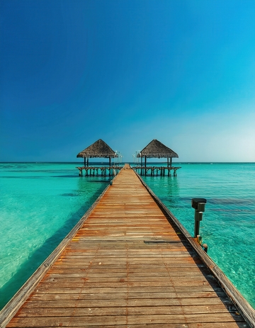 马尔代夫木栈桥延伸至澄澈海中小屋