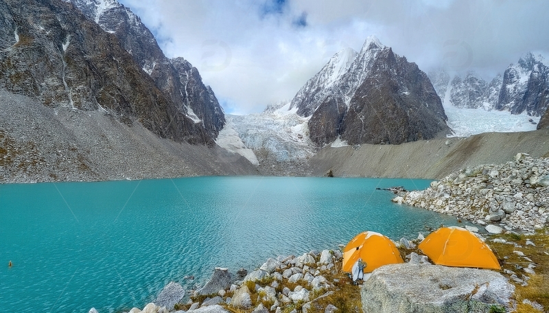 高清大图下载【趣麦麦图】蓝塘朗塘湖边橙帐映雪山美景