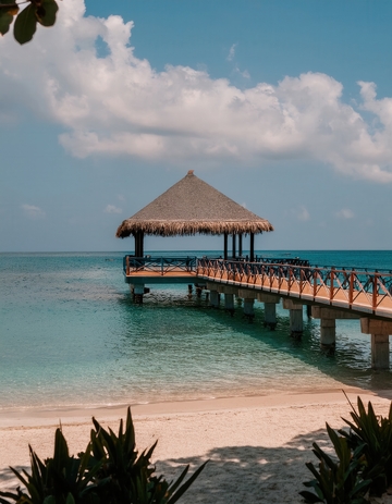 马尔代夫海滨延伸至海上的茅草凉亭