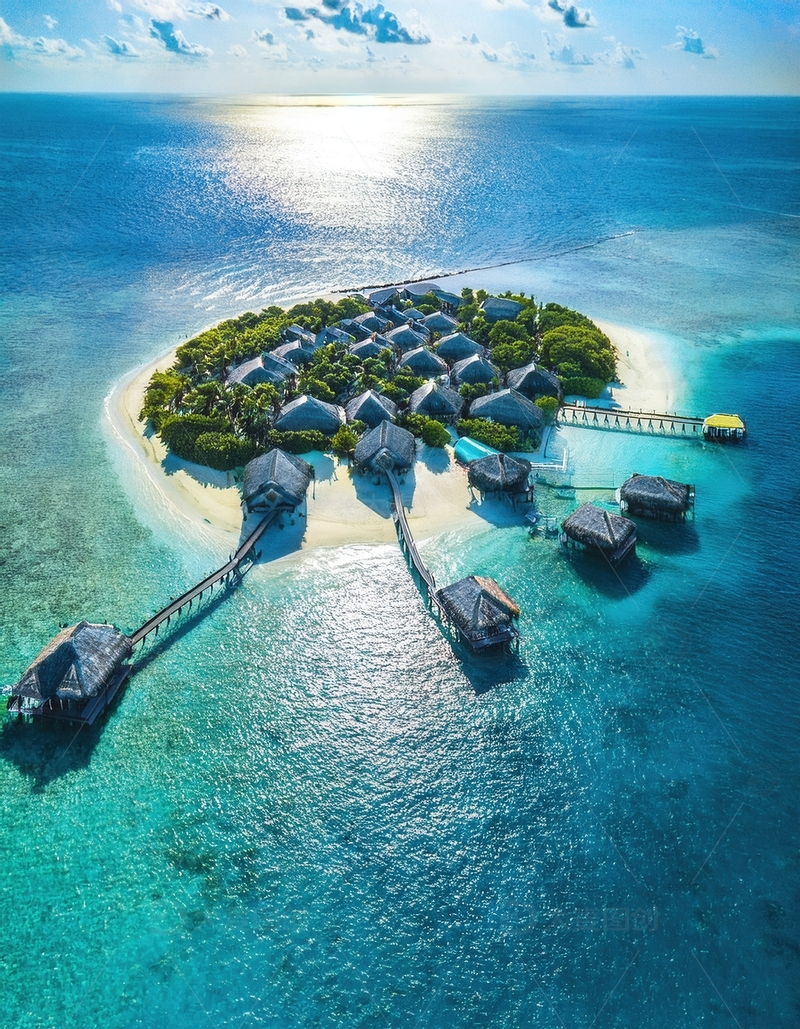 高清大图下载【趣麦麦图】俯瞰马尔代夫绿岛与水上屋的梦幻风光