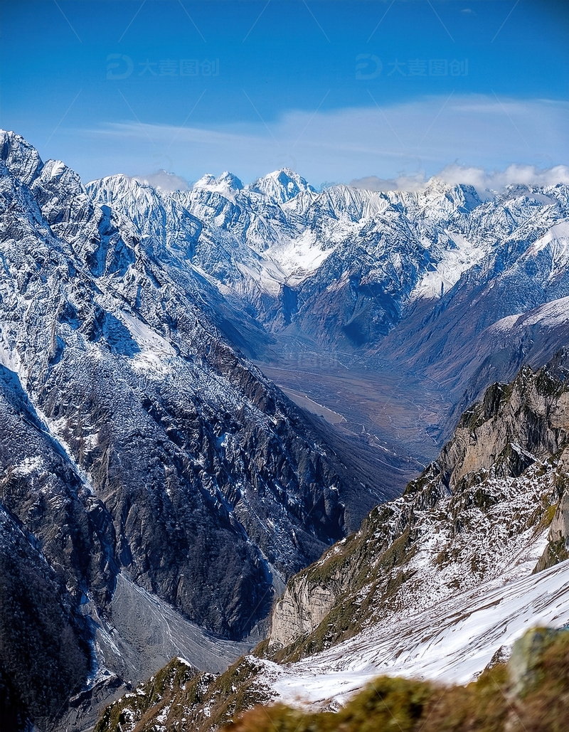 高清大图下载【趣麦麦图】蓝塘朗塘蓝天覆映下的峻美雪山谷