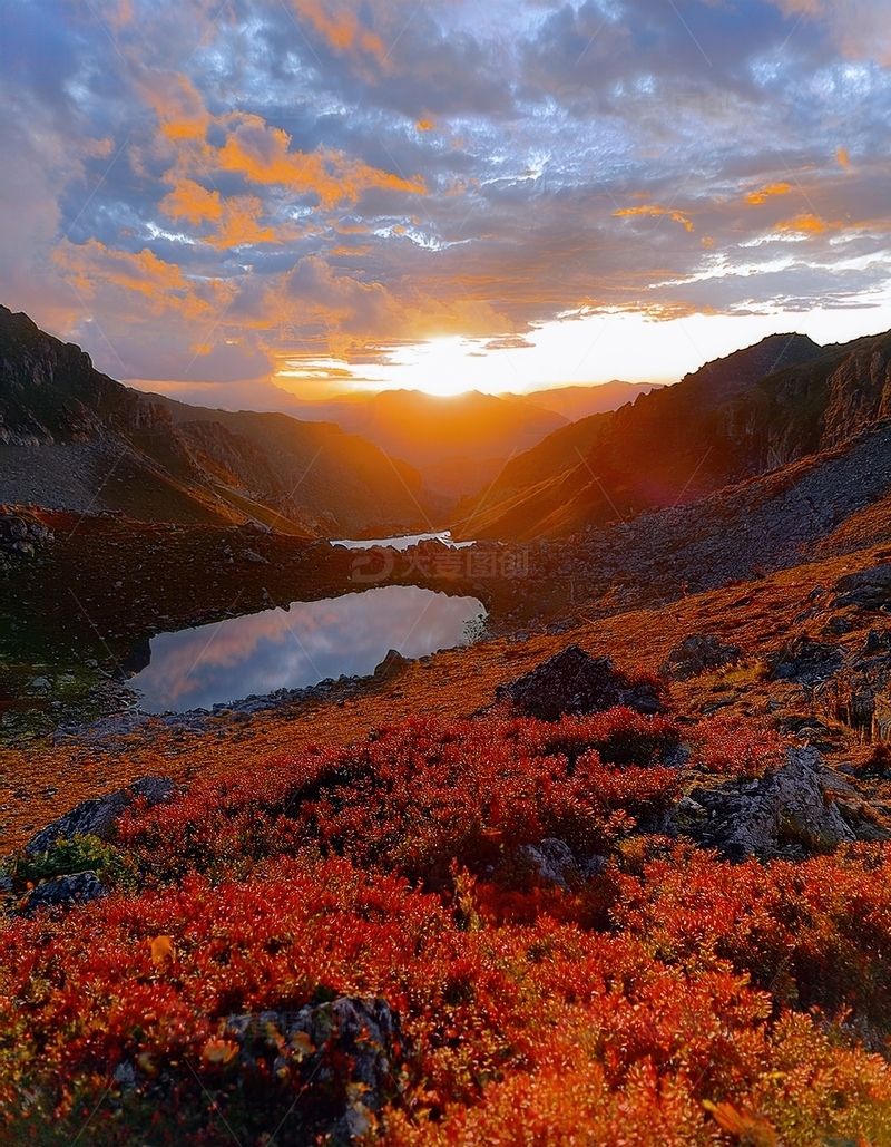高清大图下载【趣麦麦图】蓝塘朗塘日落映红山间彩林碧湖