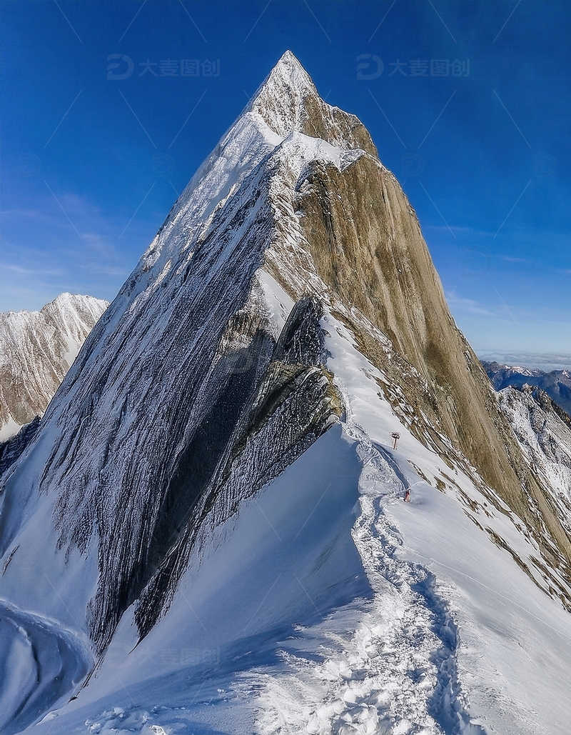 高清大图下载【趣麦麦图】蓝塘朗塘蓝天覆顶的险峻冰雪孤峰