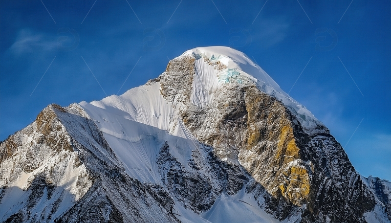 高清大图下载【趣麦麦图】蓝塘朗塘蓝天之下孤耸的壮美雪峰
