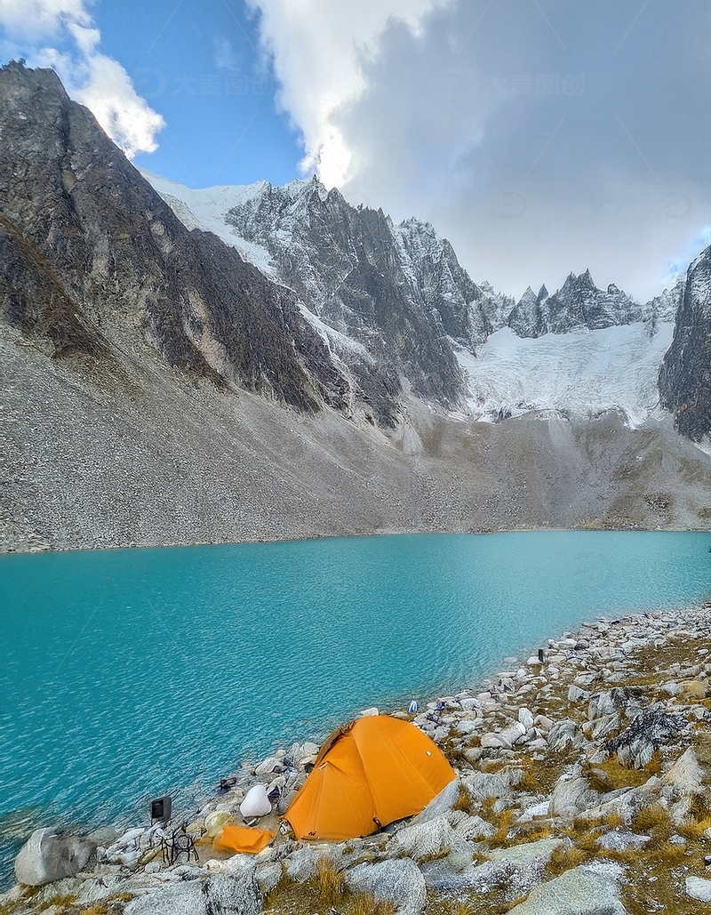 高清大图下载【趣麦麦图】蓝塘朗塘湖畔橙帐与壮美雪山相映