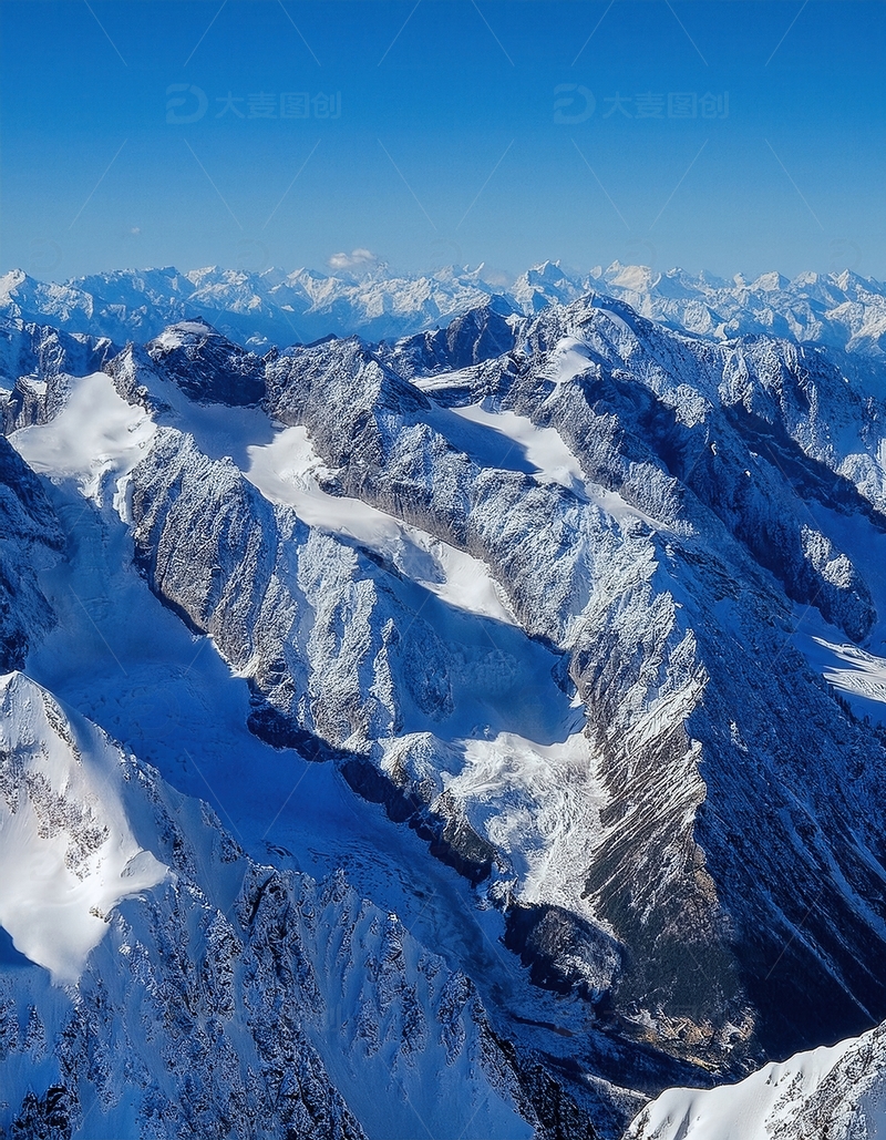 高清大图下载【趣麦麦图】蓝塘朗塘蓝天覆映连绵雪山盛景