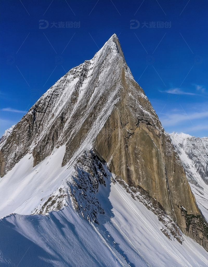 高清大图下载【趣麦麦图】蓝塘朗塘蓝天映衬下的尖峰雪峰