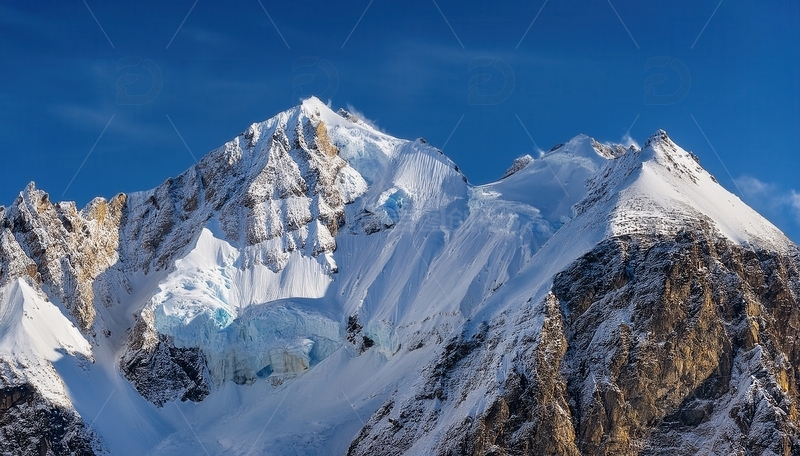 高清大图下载【趣麦麦图】蓝塘朗塘蓝天映耀下的雄伟雪峰