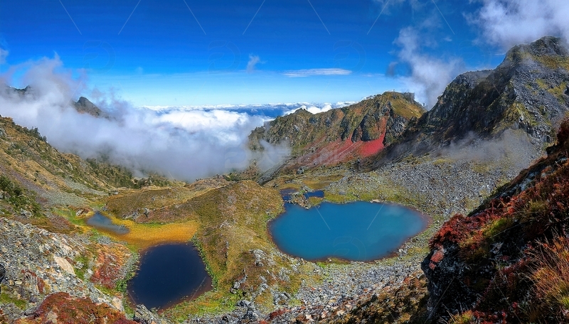 高清大图下载【趣麦麦图】蓝塘朗塘云绕山间的多彩湖泊群