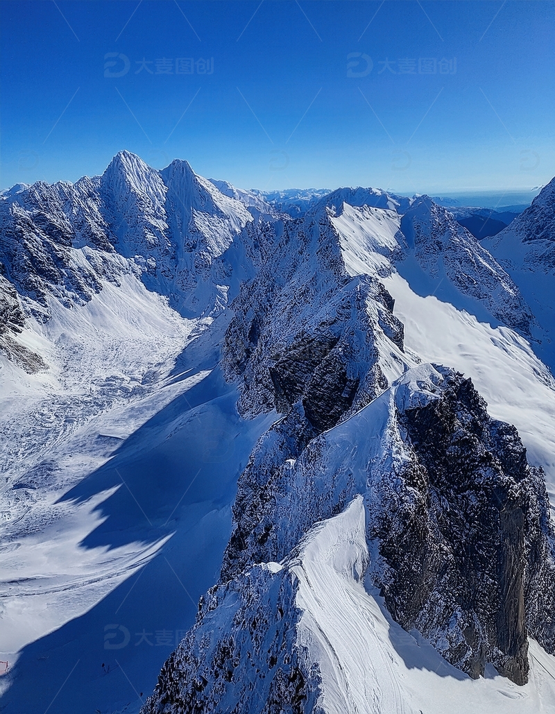 高清大图下载【趣麦麦图】蓝塘朗塘蓝天覆顶的巍峨冰雪山脉