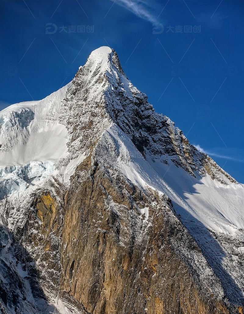 高清大图下载【趣麦麦图】蓝塘朗塘蓝天中耸立的冰雪山峰