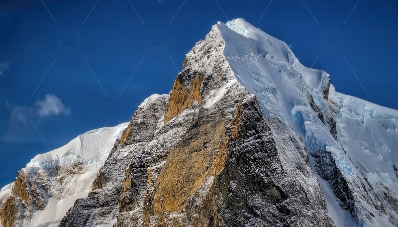 高清大图下载【趣麦麦图】蓝塘朗塘雪峰在蓝天中的峻峭英姿