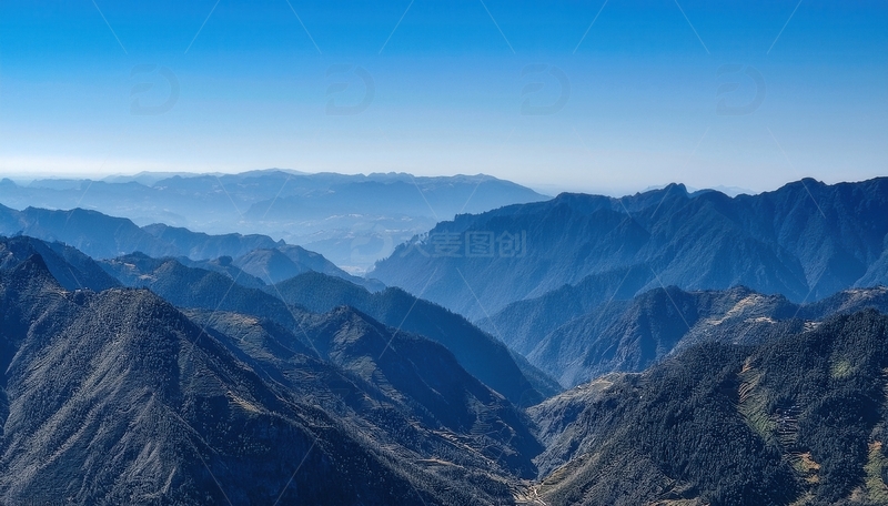 高清大图下载【趣麦麦图】蓝塘朗塘蓝天映衬下的莽莽群山