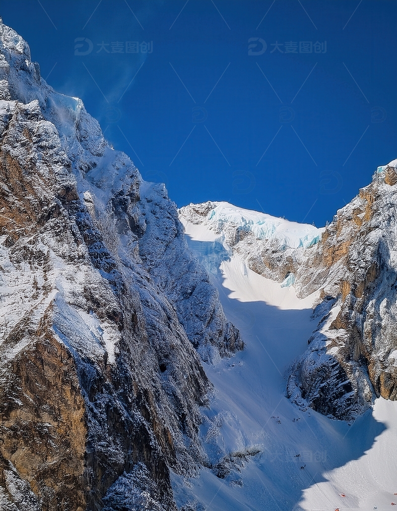 高清大图下载【趣麦麦图】蓝塘朗塘蓝天映衬下的冰雪峡谷