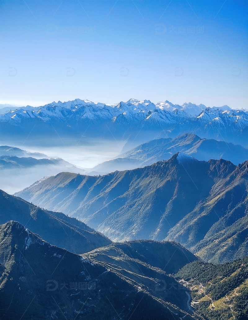 高清大图下载【趣麦麦图】蓝塘朗塘蓝天下云雾缭绕的山脉