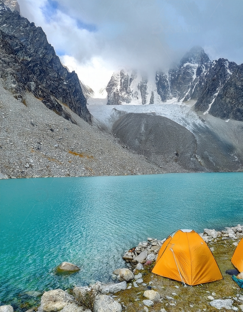 高清大图下载【趣麦麦图】蓝塘朗塘碧湖旁的橙黄露营帐篷