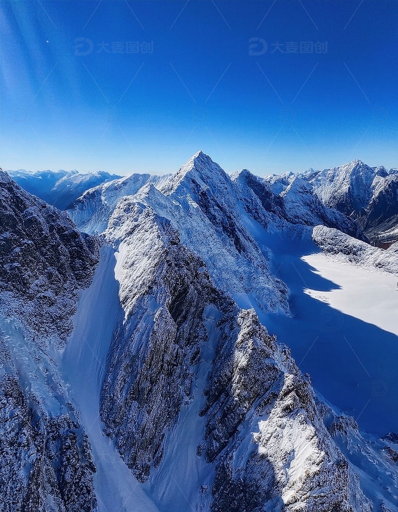 高清大图下载【趣麦麦图】蓝塘朗塘蓝天映耀下的冰雪峻峰