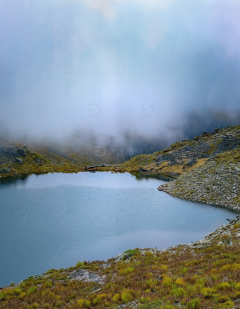 高清大图下载【趣麦麦图】蓝塘朗塘云雾下的清幽山间碧湖