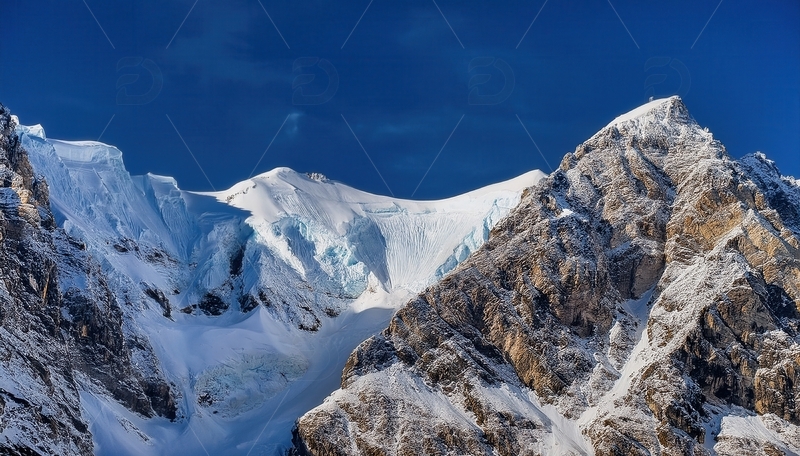 高清大图下载【趣麦麦图】蓝塘朗塘蓝天下的壮丽冰雪山峦