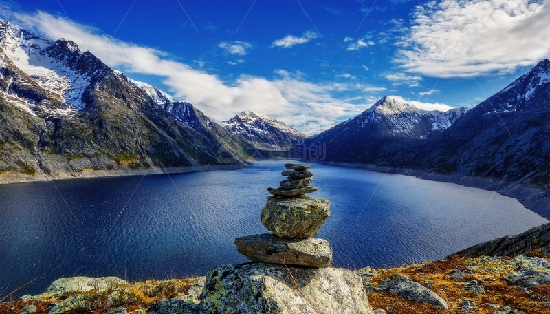 高清大图下载【趣麦麦图】挪威峡湾雪山下静美湖泊与石堆