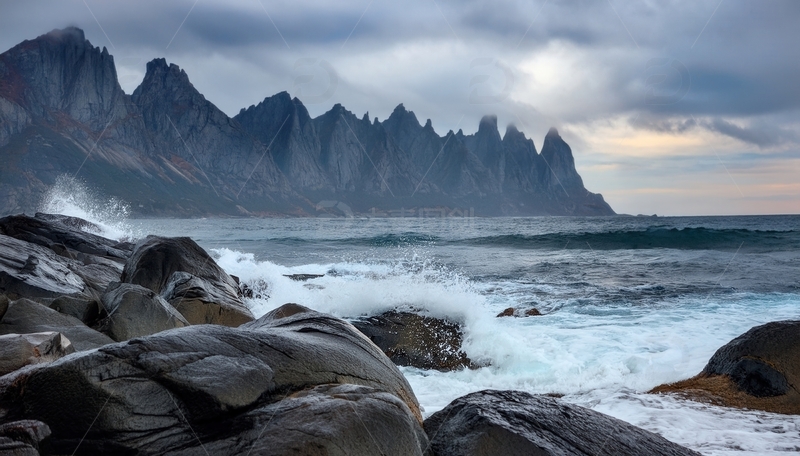 高清大图下载【趣麦麦图】挪威峡湾海浪拍岸的冷峻山海景色