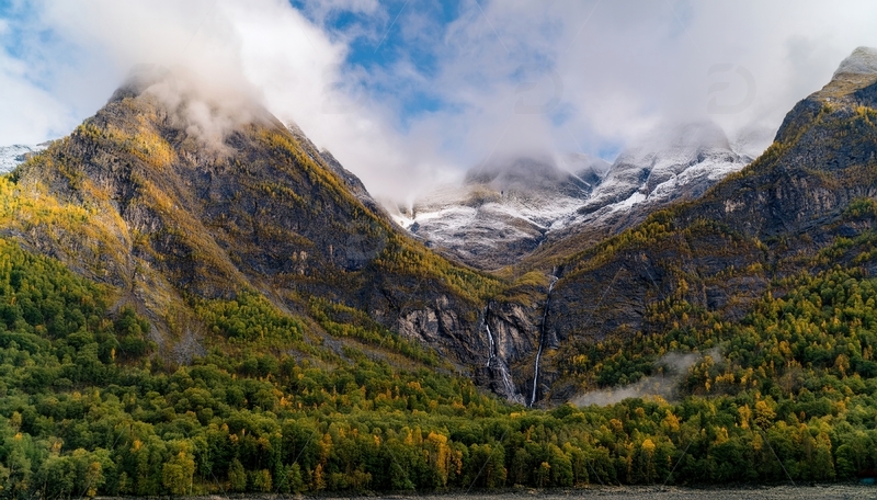高清大图下载【趣麦麦图】挪威峡湾云雾下雪山森林瀑布之景