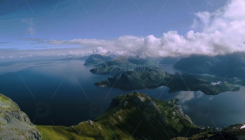 高清大图下载【趣麦麦图】挪威峡湾云飘翠峦与浩渺水域之景