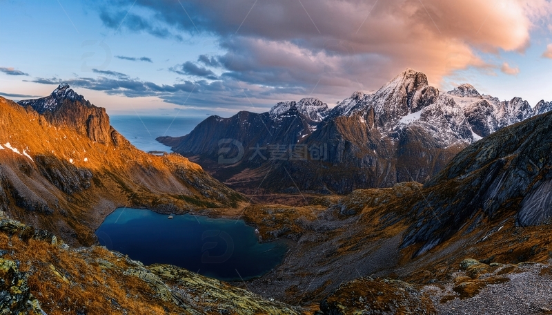 高清大图下载【趣麦麦图】挪威峡湾山间夕照下的静谧蓝湖