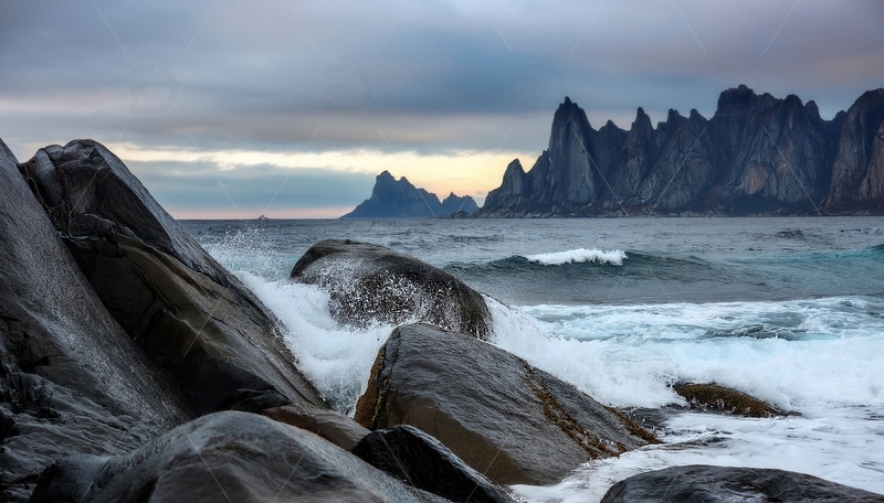 高清大图下载【趣麦麦图】挪威峡湾浪击巨岩的雄浑海岸景致
