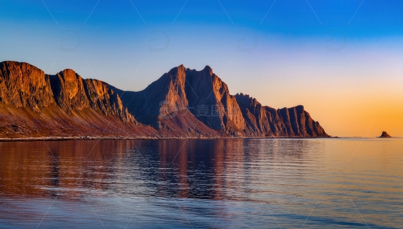 高清大图下载【趣麦麦图】挪威峡湾夕阳下的壮丽山海倒影