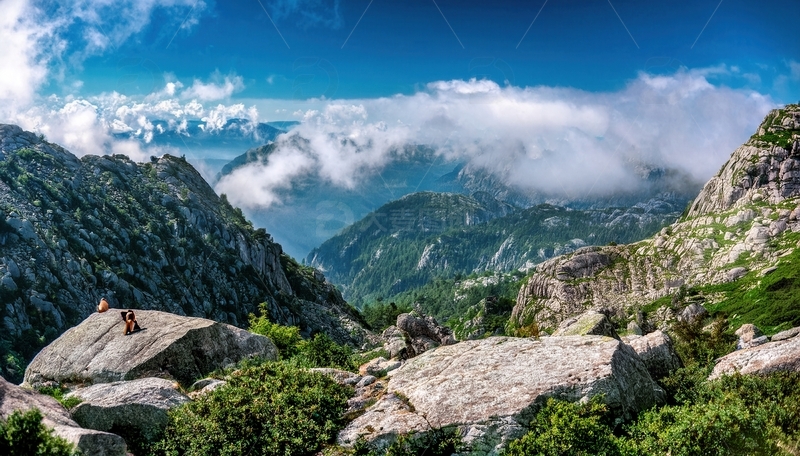 高清大图下载【趣麦麦图】挪威峡湾山间云雾缭绕的壮美景色