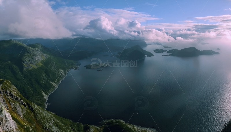 高清大图下载【趣麦麦图】挪威峡湾云绕青山与浩渺碧水之景