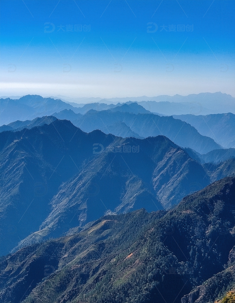 高清大图下载【趣麦麦图】蓝塘朗塘蓝天映衬下的绵延山峦