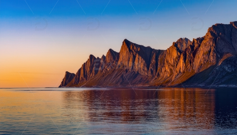 高清大图下载【趣麦麦图】挪威峡湾日暮时分的山海光影画卷