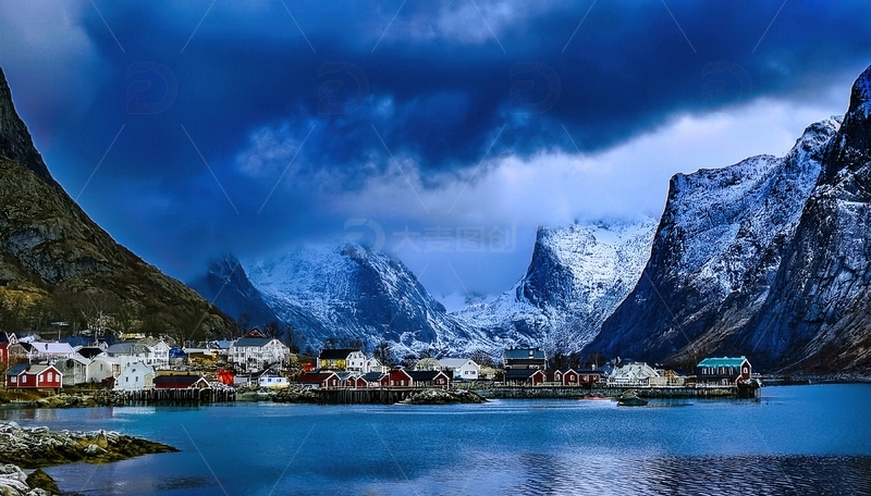高清大图下载【趣麦麦图】挪威峡湾雪覆山峦下的宁静渔村