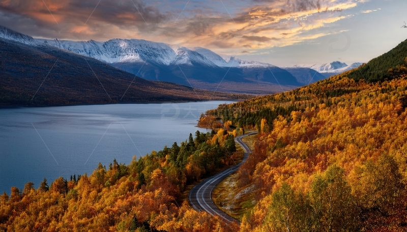 高清大图下载【趣麦麦图】挪威峡湾秋色里蜿蜒公路伴湖山雪景
