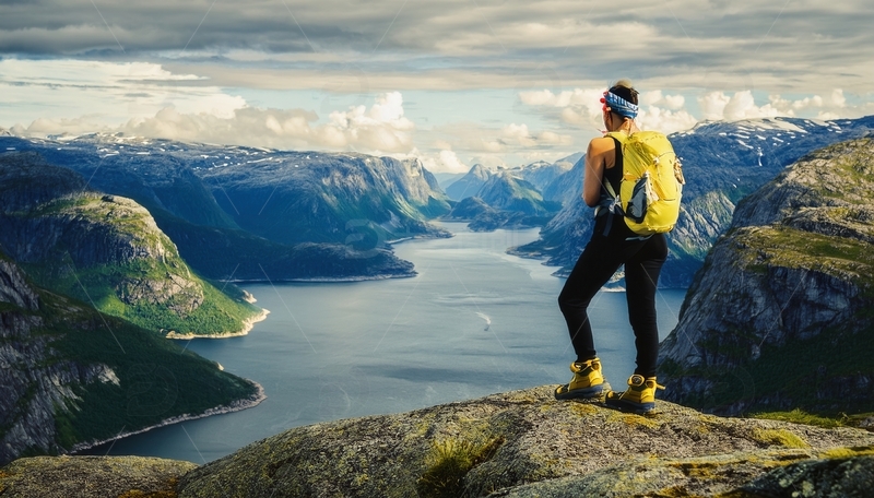 高清大图下载【趣麦麦图】挪威峡湾处背包客眺望壮美风光
