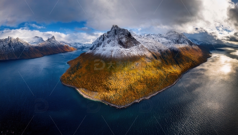 高清大图下载【趣麦麦图】挪威峡湾中雪覆孤屿的壮丽景致