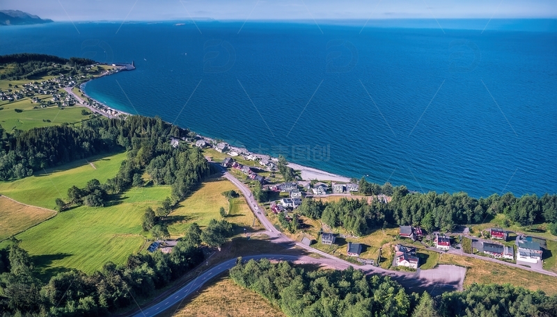 高清大图下载【趣麦麦图】挪威峡湾海滨翠绿乡村风光俯瞰