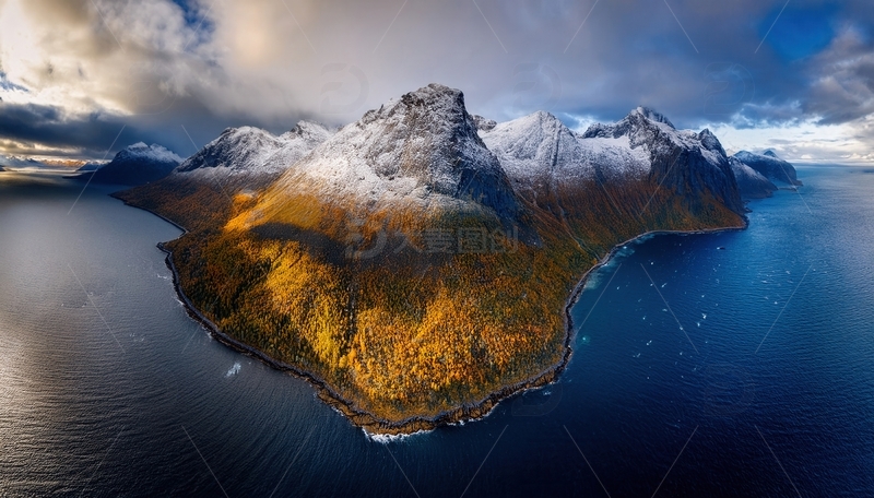 高清大图下载【趣麦麦图】挪威峡湾雪覆山峦与金色岛屿之景