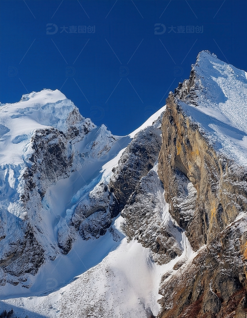 高清大图下载【趣麦麦图】蓝塘朗塘蓝天之下的冷峻冰雪山峦