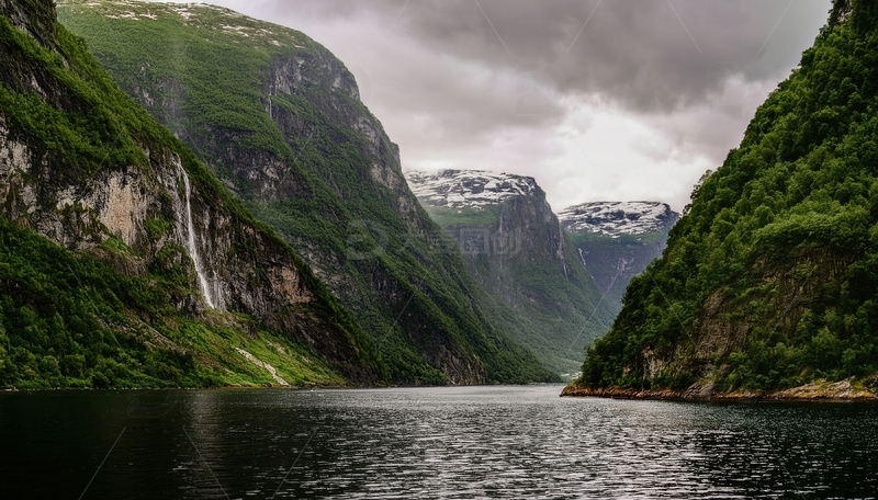高清大图下载【趣麦麦图】挪威峡湾云雾中山水相依的清幽之景